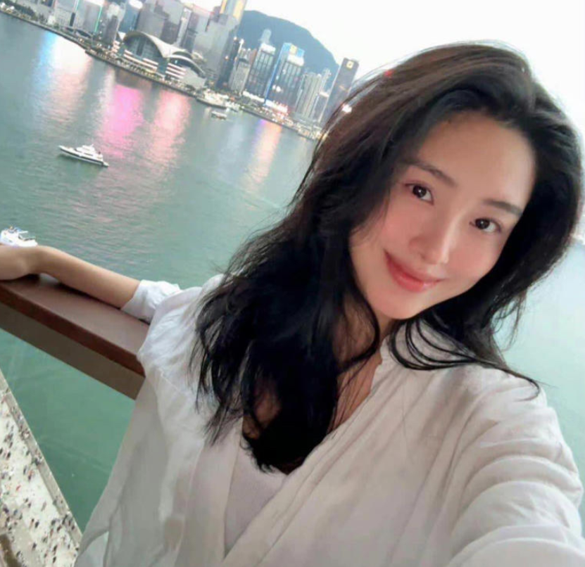 杨采钰这场戏，真让人看得血压飙升！孩子都生了，可福建那位做建材生意的富豪男友家，