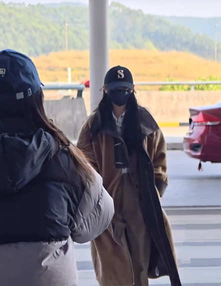 陈丽君斜躺椅子上休息，看起来好累。