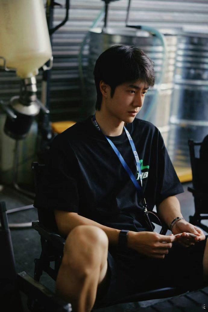 王一博野外睡醒一觉醒来纯素颜原相机王一博素颜硬帅王一博野外睡醒一觉醒来纯素颜原相