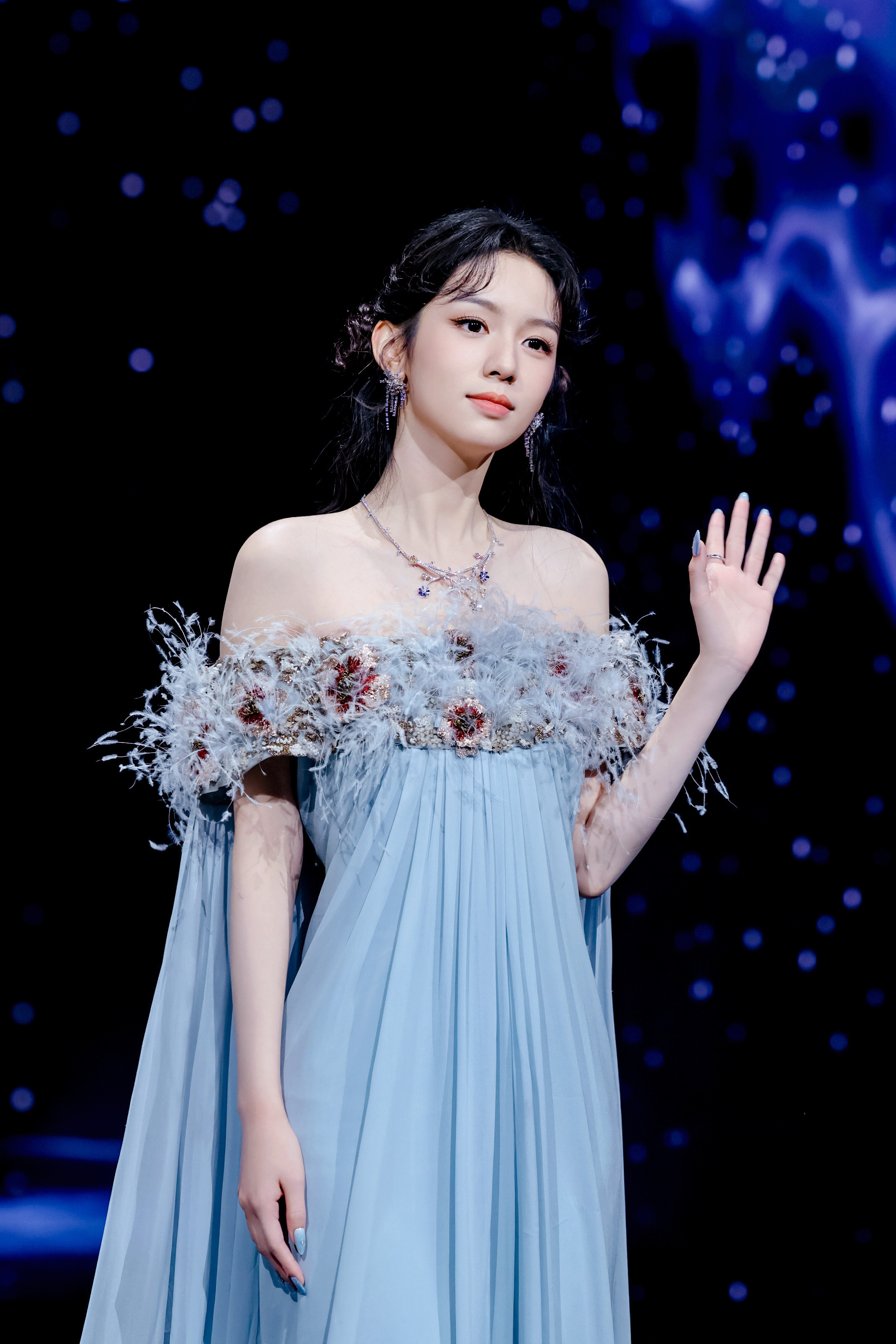 周也黑色国风新中式周也微博之夜饭拍📷