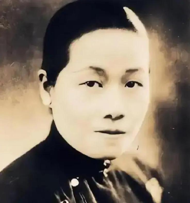 1933年的南京，蒋介石当众甩了宋子文一耳光。宋霭龄闻讯冷笑放话：子文若有个三长