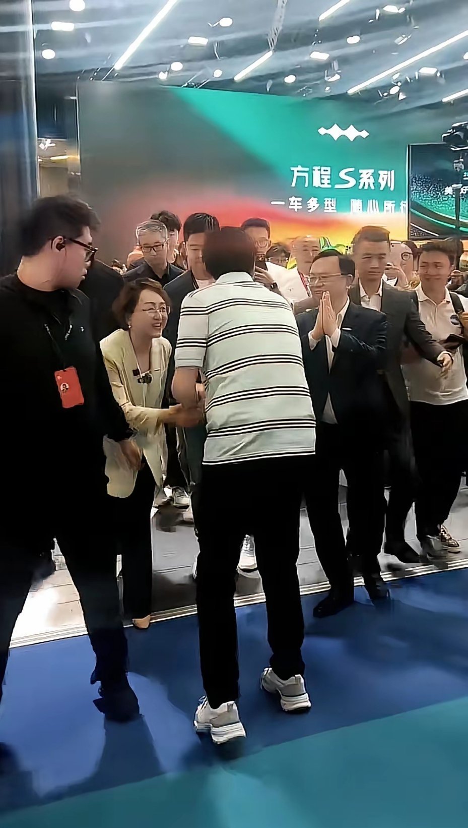 看完方程豹展台后，王传福惜别雷军，雷总还给王总赠送了“在一起才是中国汽车”的T恤