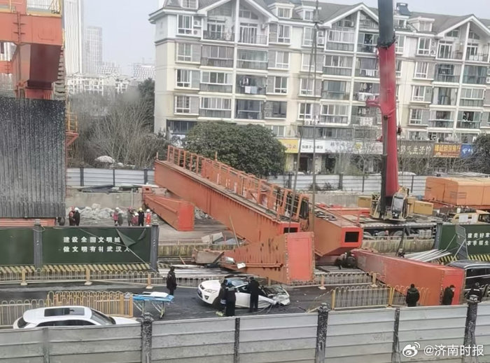 【武汉后湖大道#地铁工地龙门吊坍塌砸中轿车#应急管理局：事件有人员伤亡，稍后