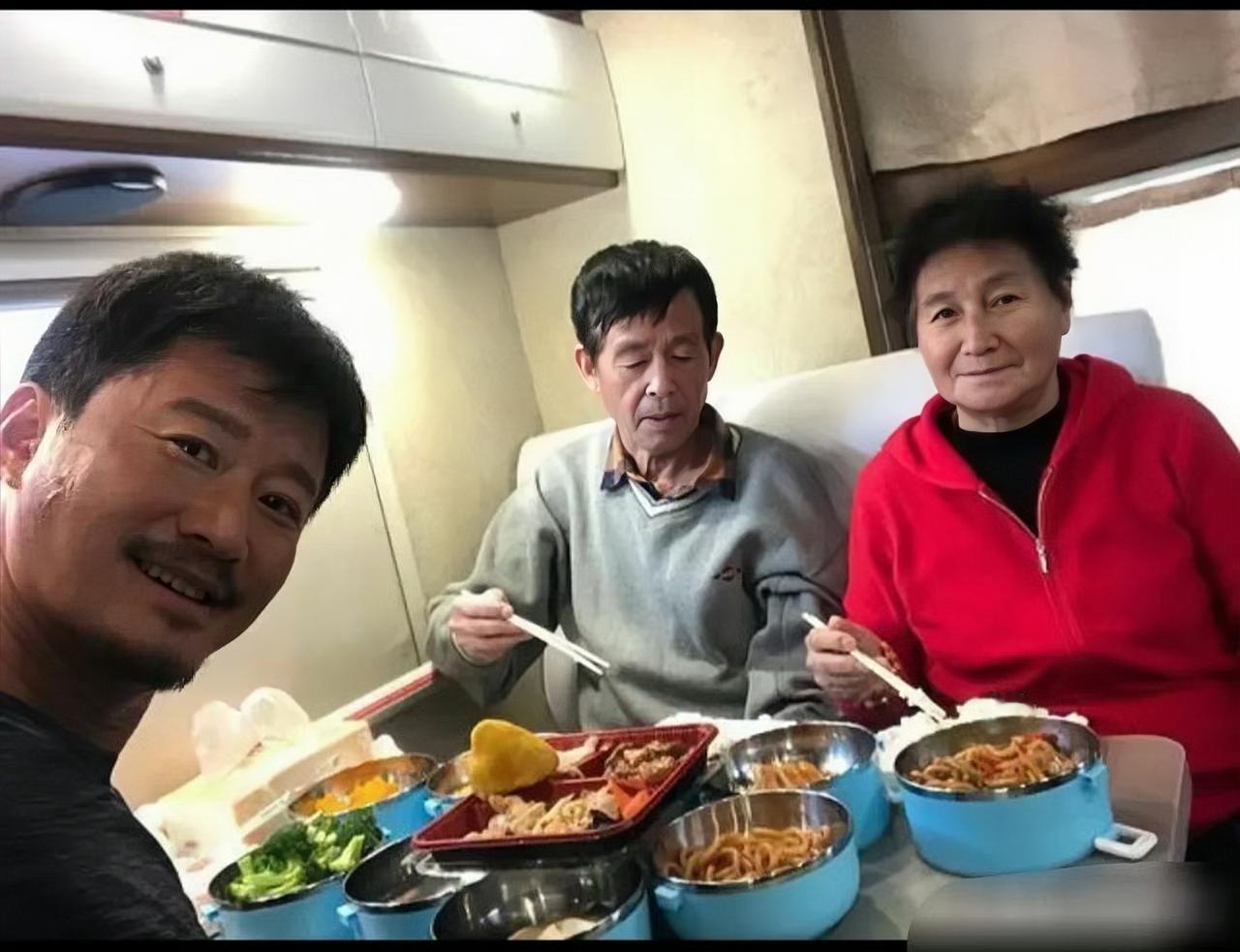 2019年，吴京在拍电影《攀登者》时，父母过来探班，一家三口在房车内吃饭的温馨画