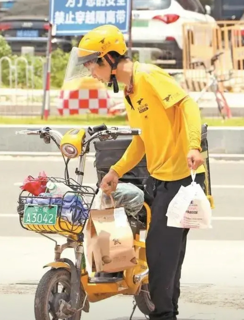 我坚决反对外卖进入小区，外卖员进入小区太乱了，电梯里画的乱七八糟的，占着电梯不让