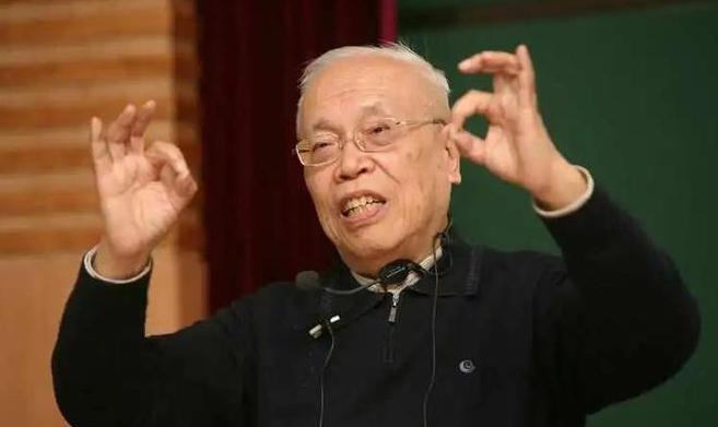 “不是别人要卡我们的脖子，而是我们中国用教育卡住了自己的脖子！”早在去年，姜伯驹