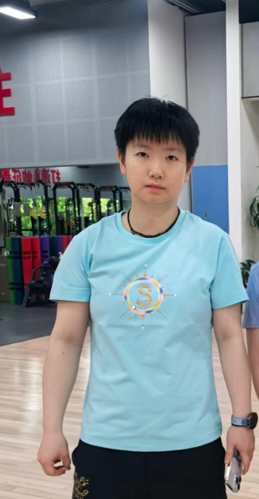 孙颖莎的人格魅力：赛场有风骨，心底存温柔孙颖莎能收获国内外一致喜爱，不只因