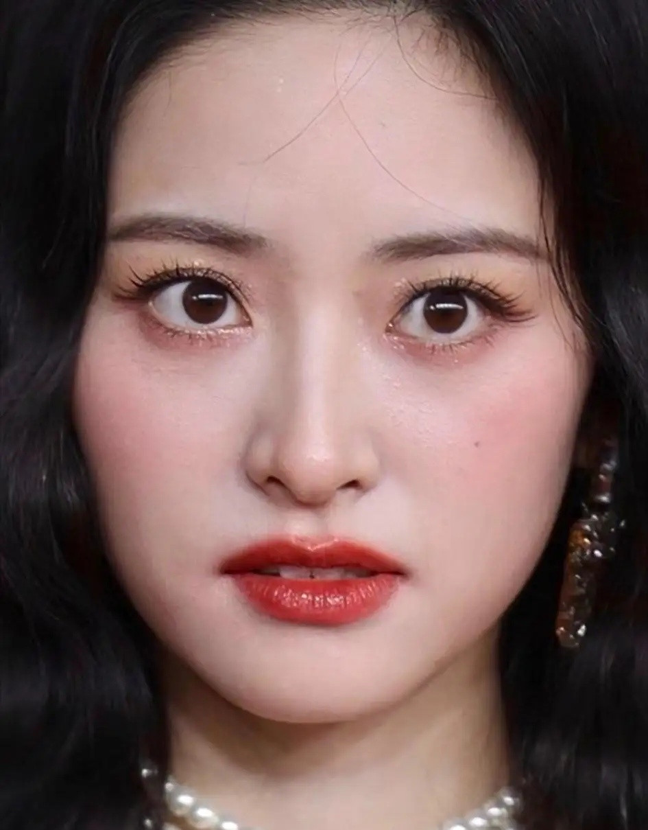 沈月的生图比修图还耐看，不是滤镜的功劳，是脸长得老实。内娱追着医美潮流跑的时候