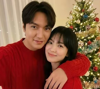 宋慧乔李敏镐圣诞封面杀疯了！红毛衣同框氛围感拉满，眼神默契封神​​​