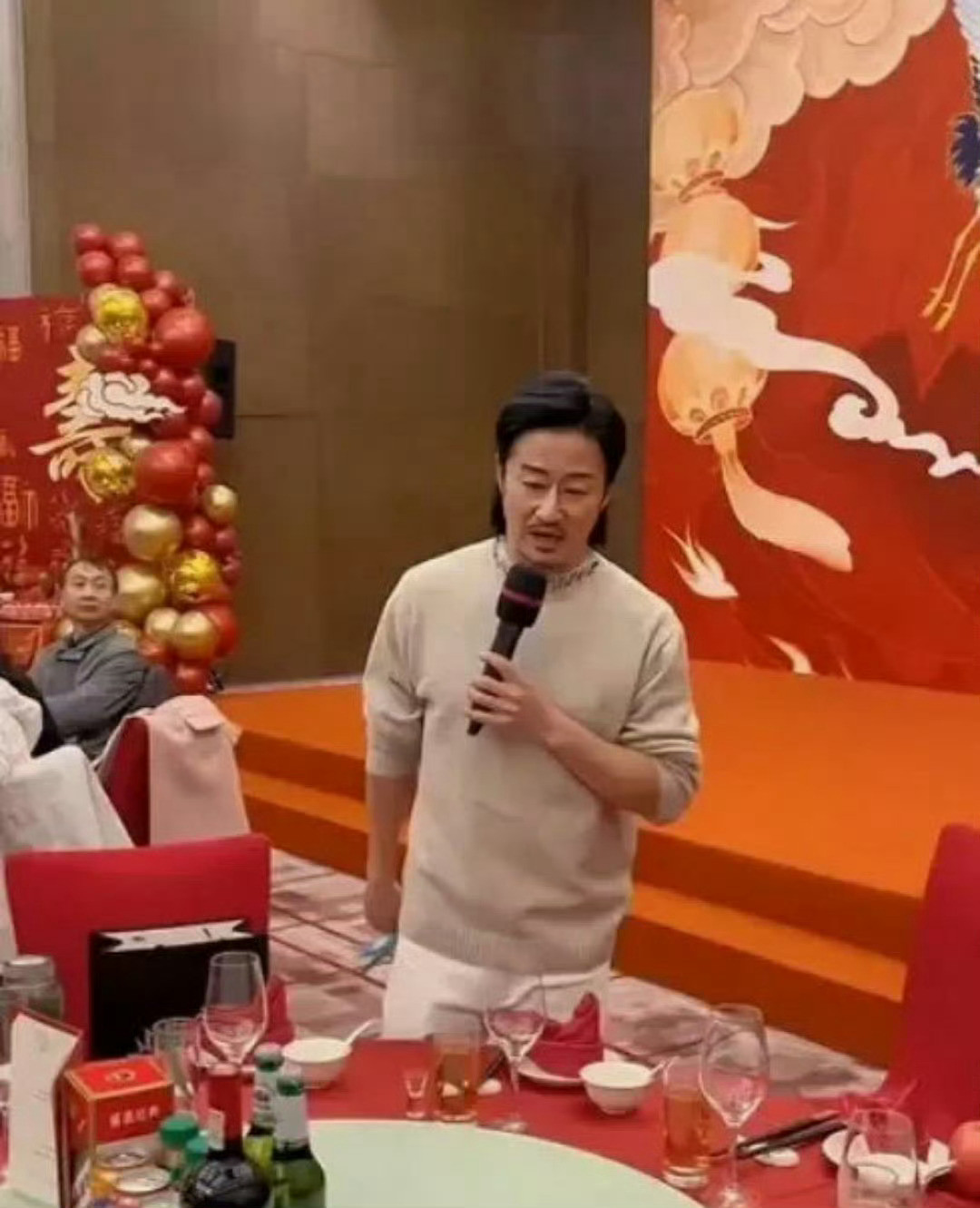吴京为自己的父亲举办80大寿时，桌子上摆满了各种各样的酒水饮料，最醒目的还是大窑