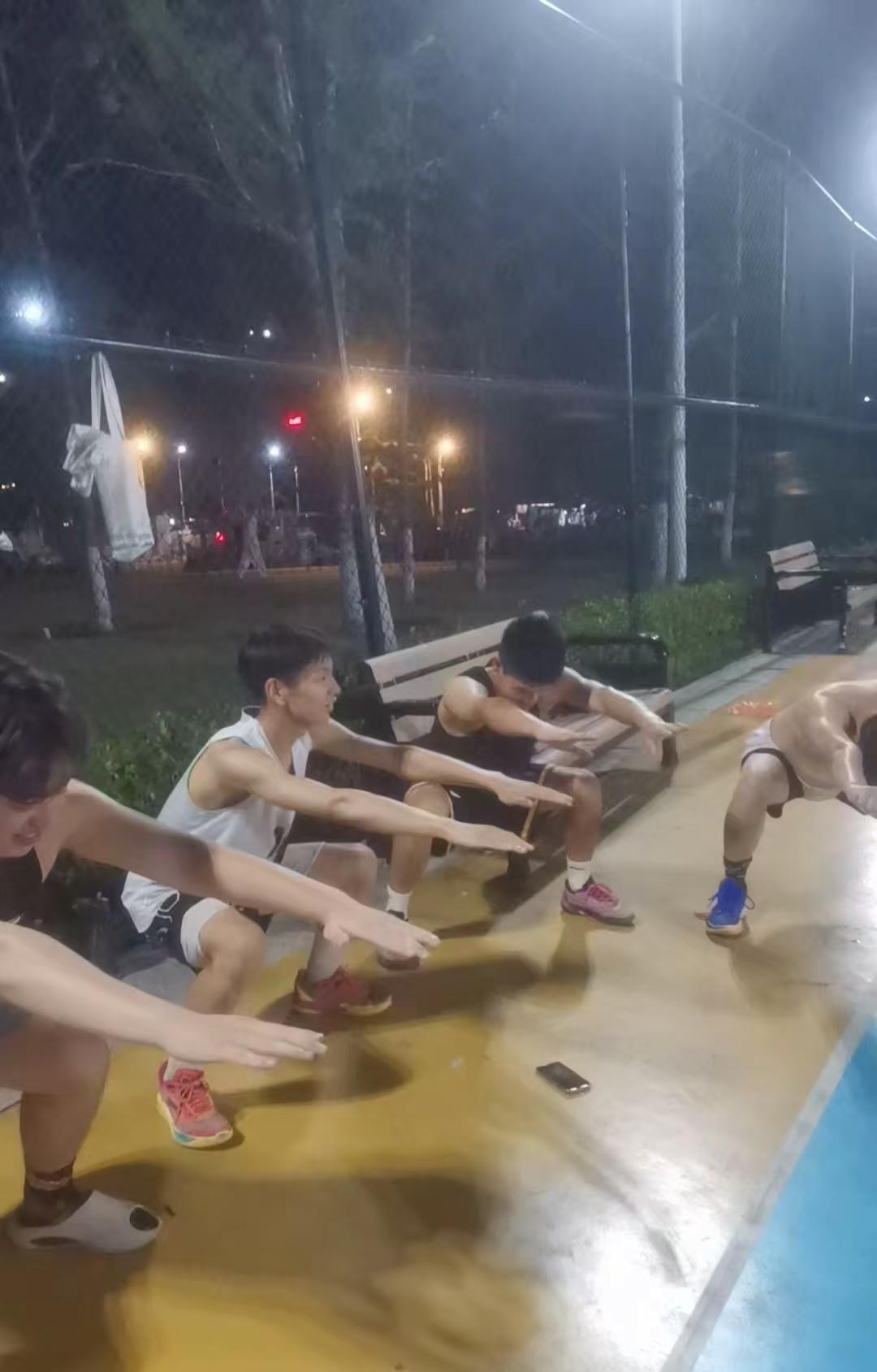 像不像做错事被老师惩罚的场面