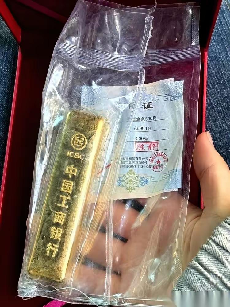 不得不服我身边一姐们儿。当初金价300一克的时候，她闷声不响买了快一斤。前阵子