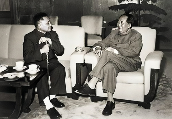 1966年，毛主席接见外宾，期间谈起邓小平。毛主席说，不要看他人这么小，他是懂军
