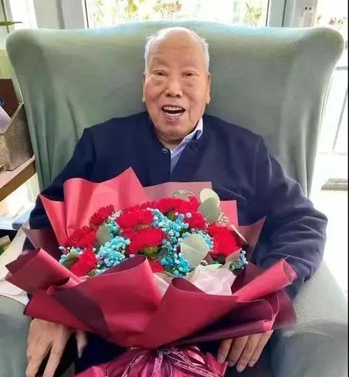 一个国家能源部的大干部，离休了。你以为他要去北京哪个干休所里养花弄鸟，安享晚年