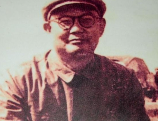1980年，83岁的叶剑英元帅返回了老家广东梅县，在他祭祖扫墓时，发现母亲的坟茔