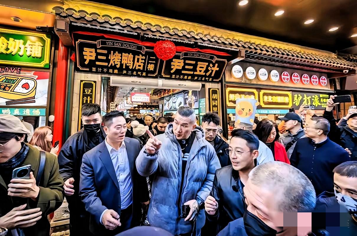 汪小菲和馆长同框的“半步距离”竟藏着最顶级的为人处世别小看这慢下来的半步不