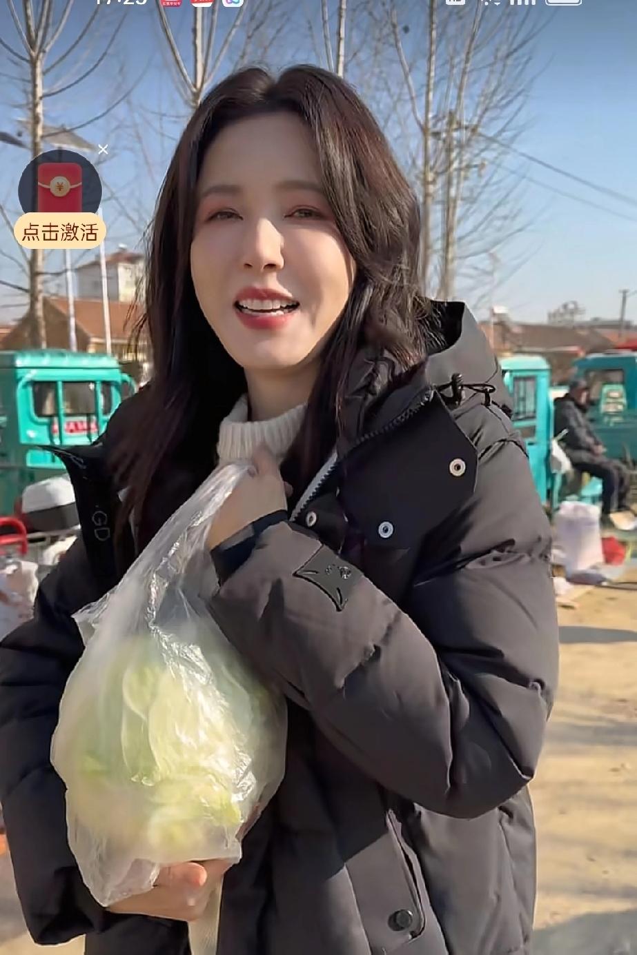 曾黎去集市上买了个大白菜，准备回到家里和萝卜一起炖着吃，她说她非常喜欢吃大白菜，