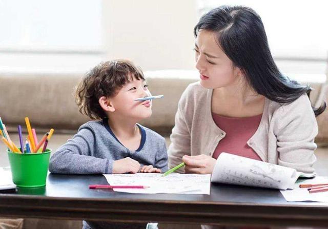 普通人是如何教育孩子的？总结下来，其实就这几招：自己事自己干，从小教娃穿衣吃
