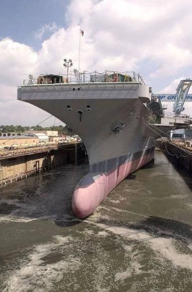 航母上宽下窄，为什么不会发生侧翻？因为水底下的航母，才是航空母舰的技术精髓。 