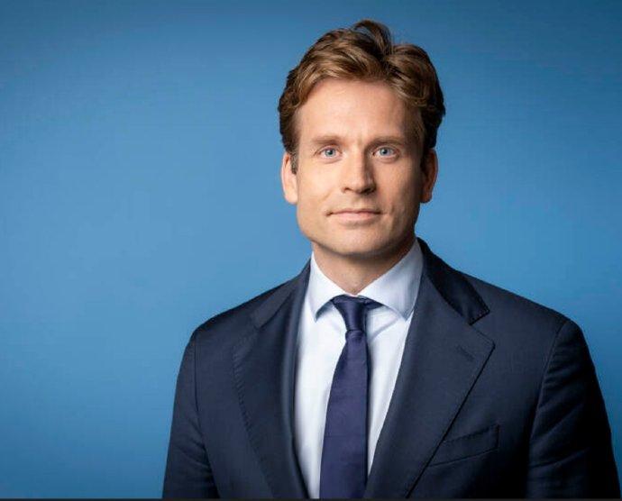 就在刚刚荷兰贸臣罕见失态荷兰经济大臣文森特·卡雷曼斯在一场议会辩论中罕见失态