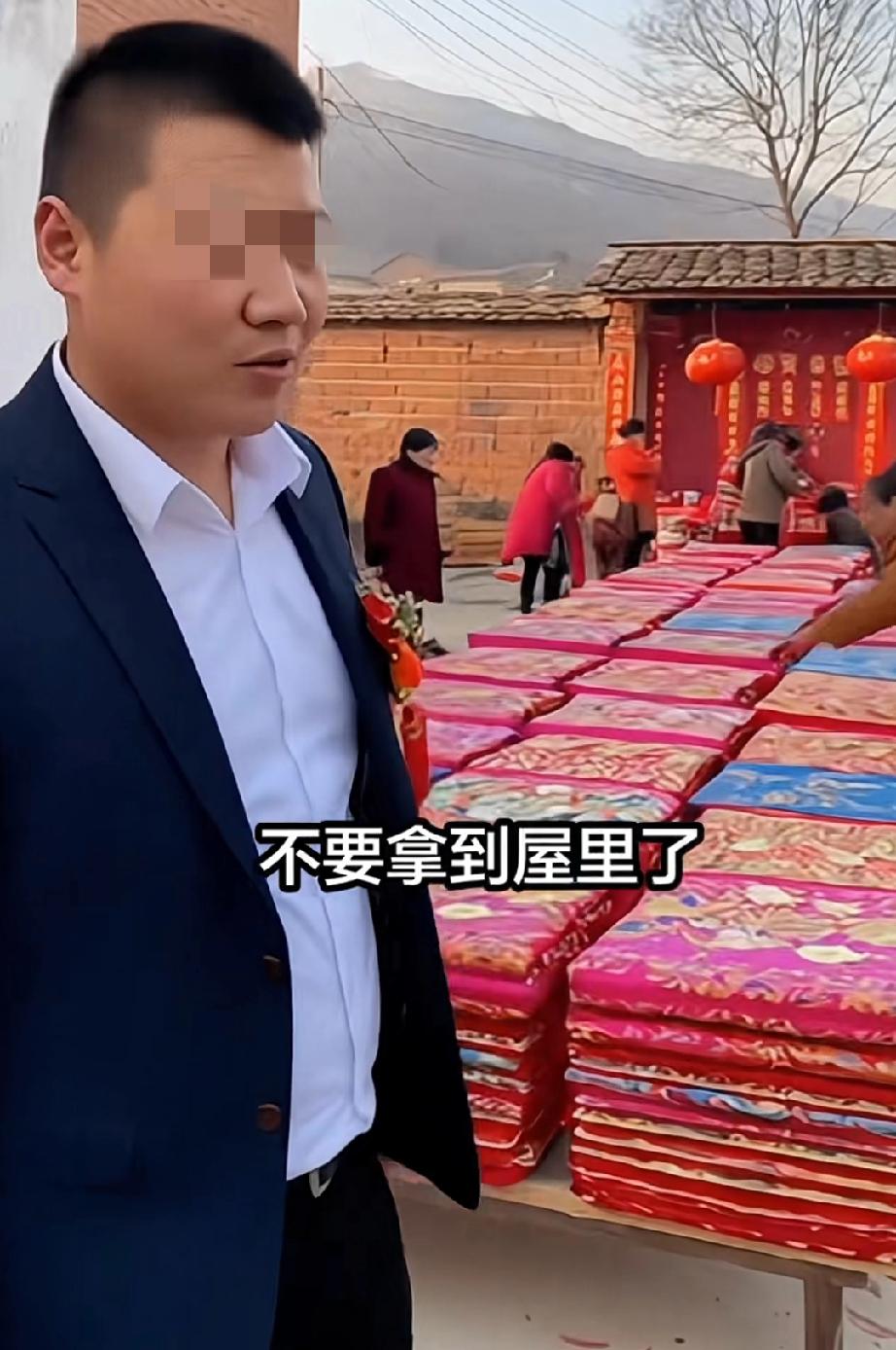 新郎看着新娘陪嫁的一院子棉被愁死了,直言说不要拿到屋里了,装也装不下。也不知