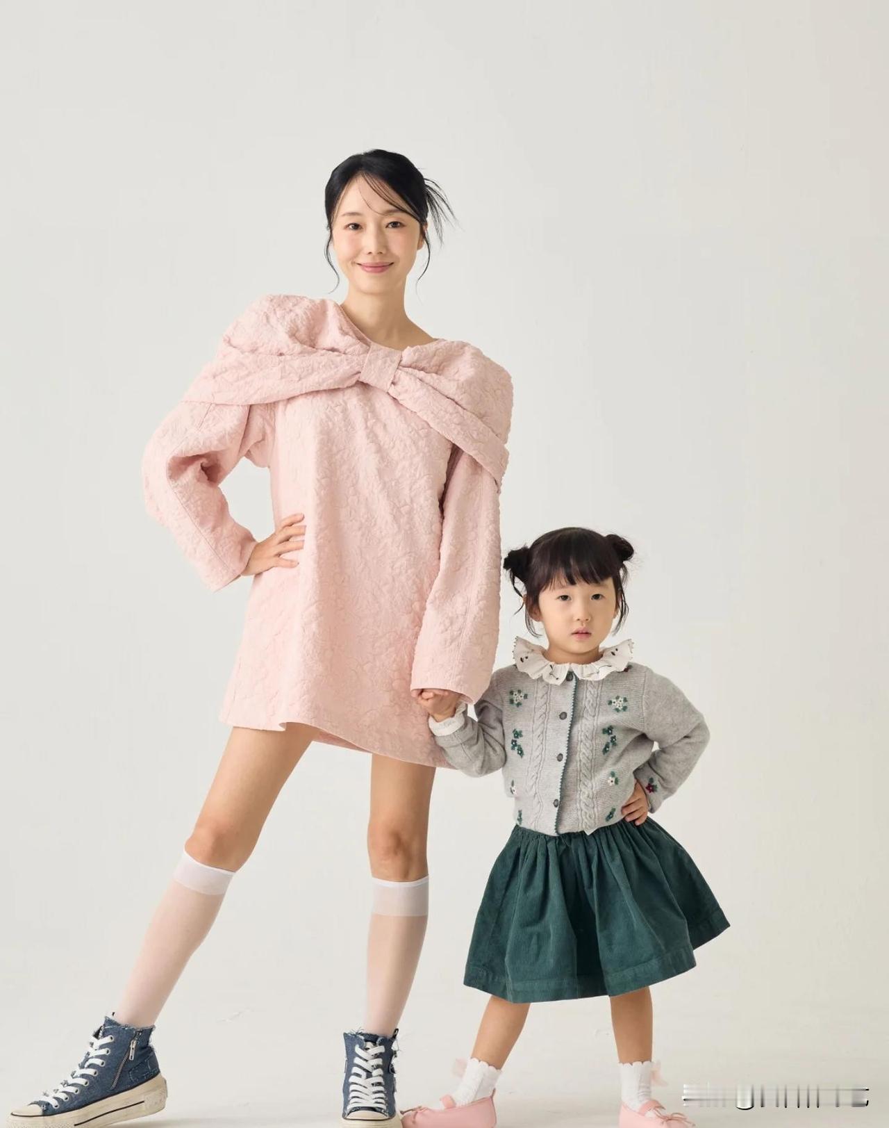 8日，演员李贞贤在自己的Instagram上上传了多张照片。照片中，李贞贤与女儿