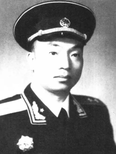 1949年，北平解放，毛主席接见第四野立功将领，目光扫过人群突然停住，看着一位干