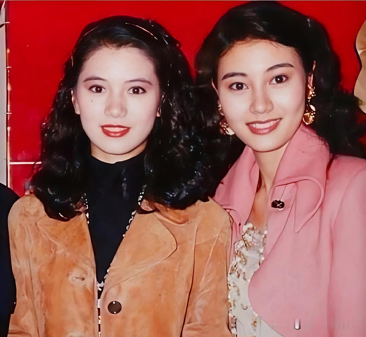 两届港姐冠军李嘉欣和袁咏仪同框合影，谁更胜一筹？