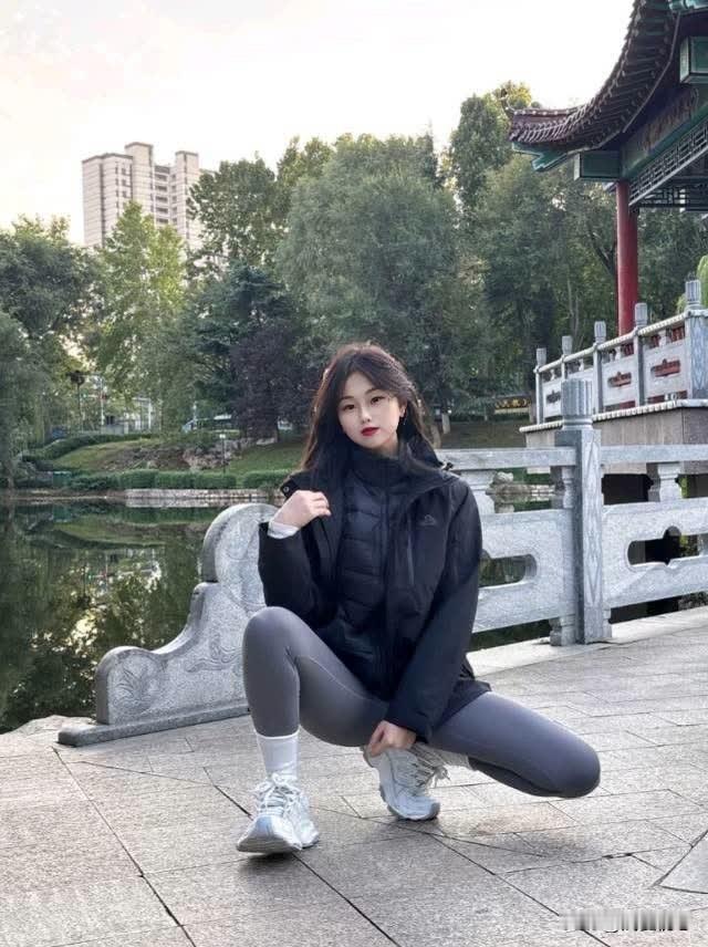 秋日公园里的时尚女孩，黑夹克搭配运动鞋，活力满满！