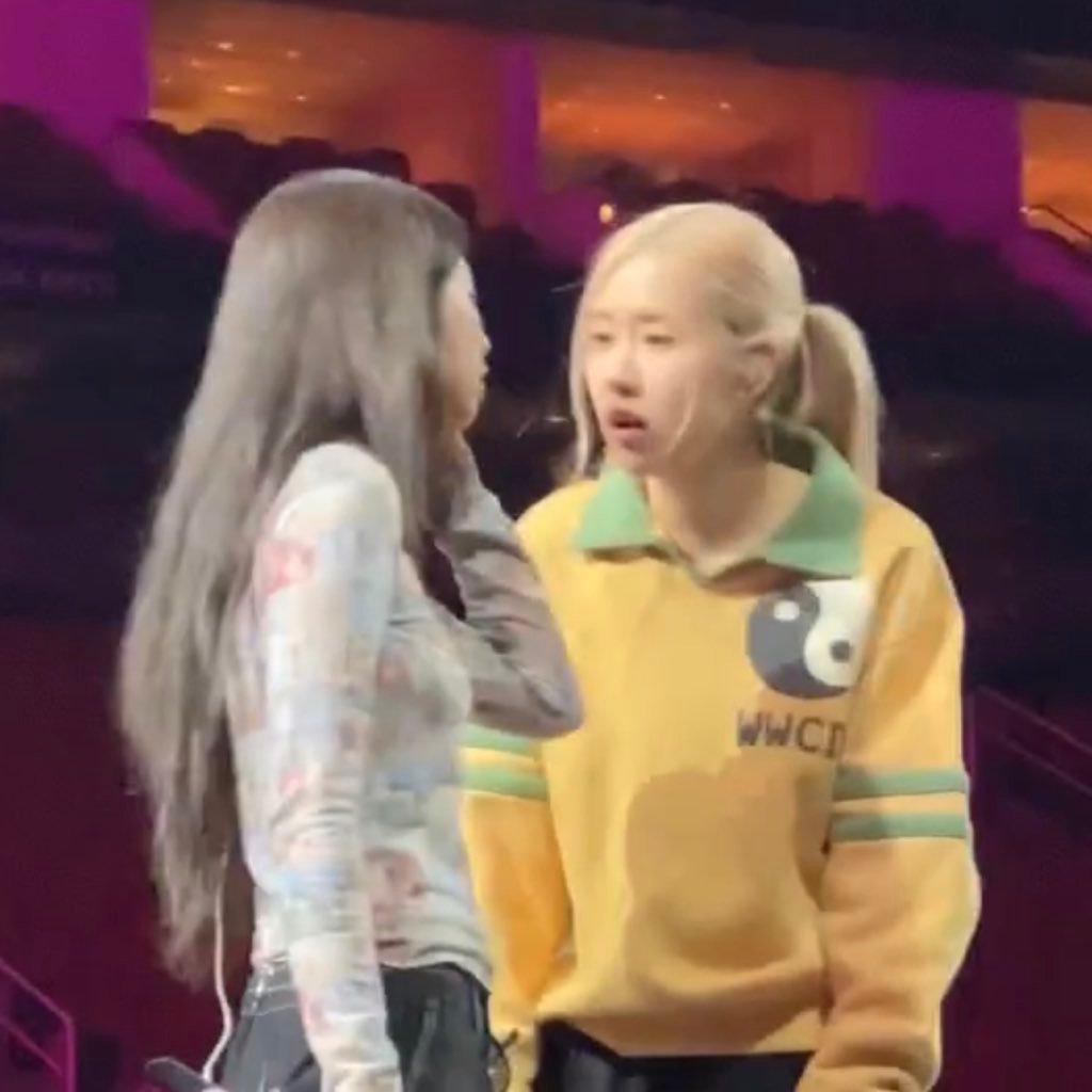 我们彩英听Jennie欧尼说话时的表情又乖又萌哎一古😖