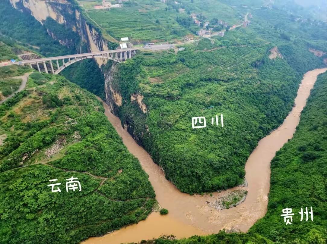 云贵川果然是一家人，语言、饮食、麻将……连地理上都离着很近，近到眼前。四川、