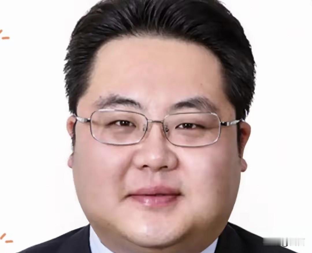 刘震，平谷区人大主任，本该充满诗意的从政生涯，却以悲剧收场，令人唏嘘。刘震毕业于北京林业大学，获得硕
