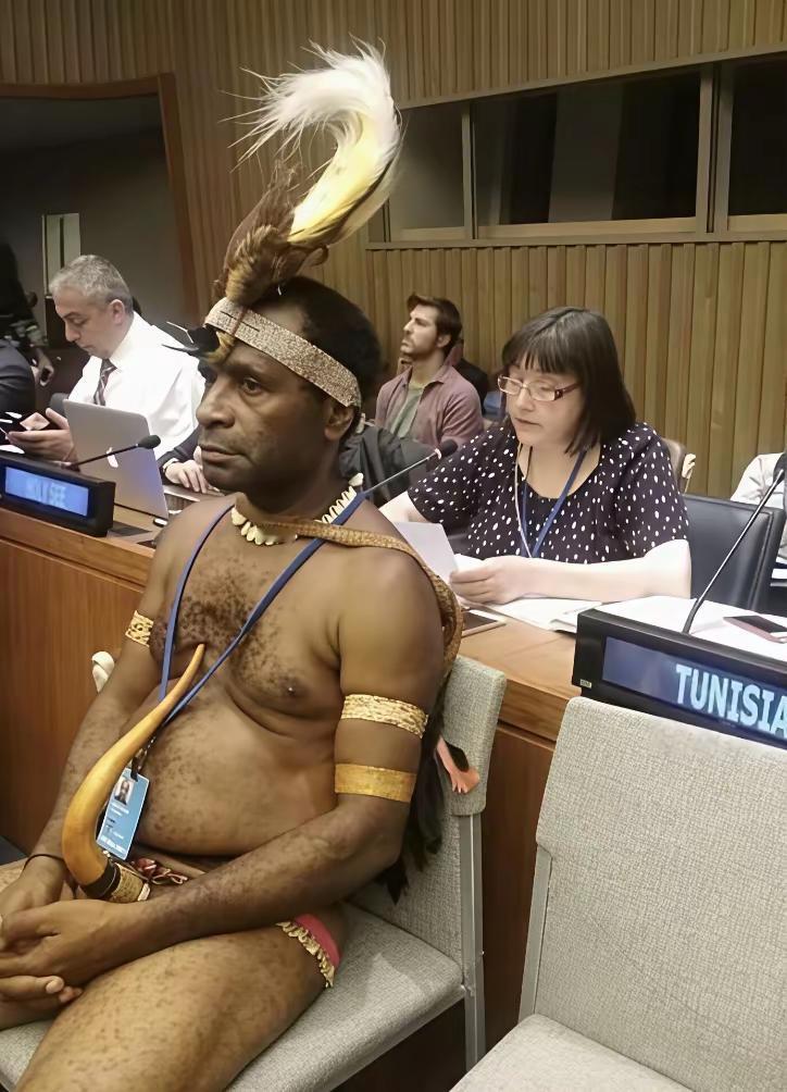 我感觉，老酋长不太适合参加这样的联合国大会，搞得全场文化人都很没文化的样子！