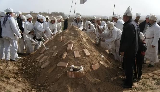 土葬不一定是最好的，人死后，身体还是活的！99%的人根本不知道，其实人在死后埋入