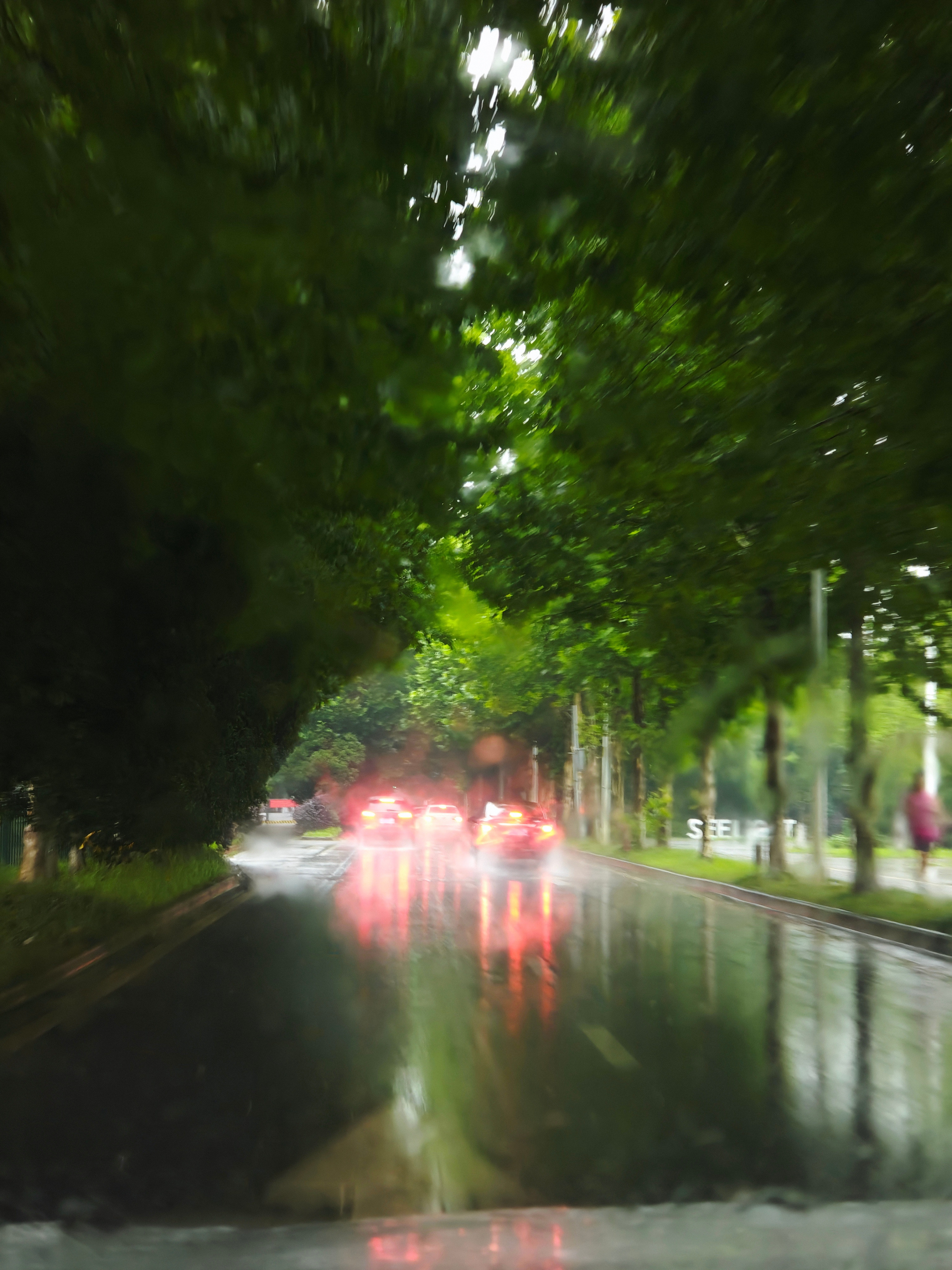 周六早上大雨有冒雨跑步的运动人也有冒雨上班的牛马