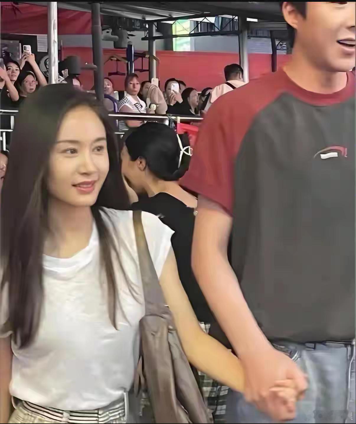 好像是在谈恋爱，差点没认出来，本人比电视里漂亮