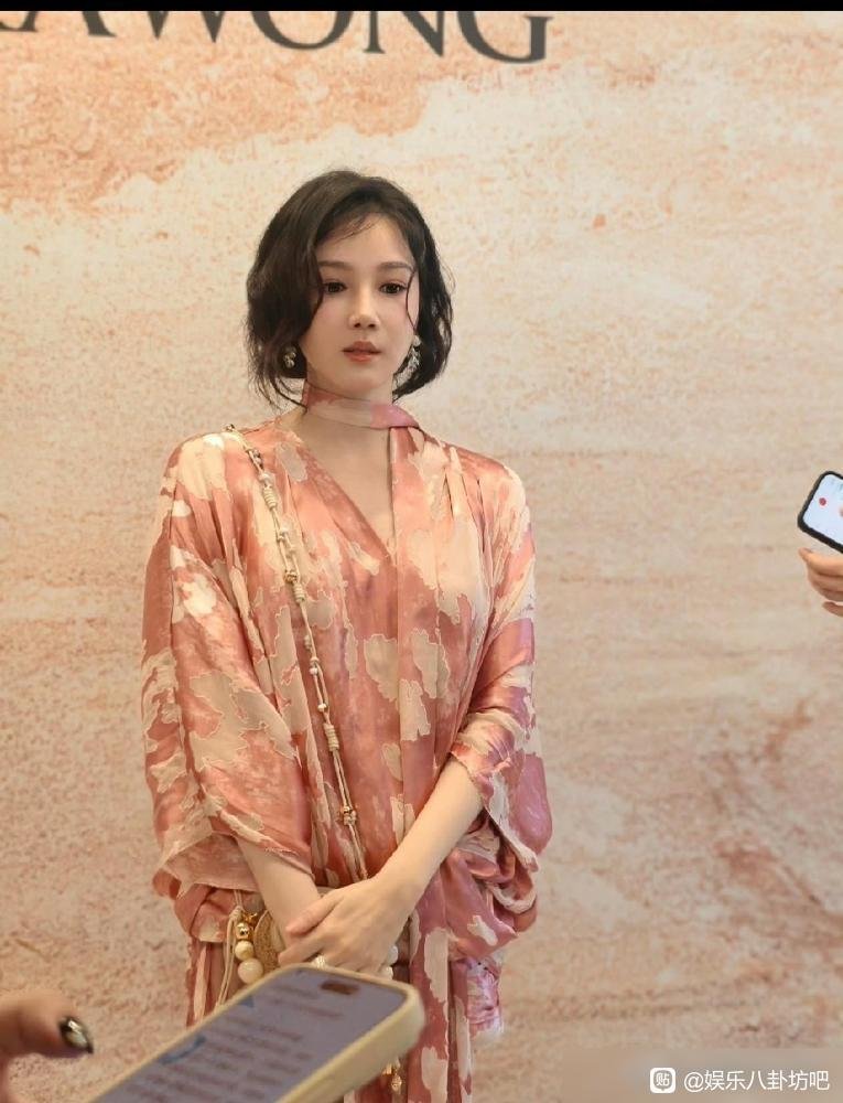 陈小芸的大腿，和小腿一样细代价是每天疯狂健身，代价是疼到哭的10次整骨。这张照片