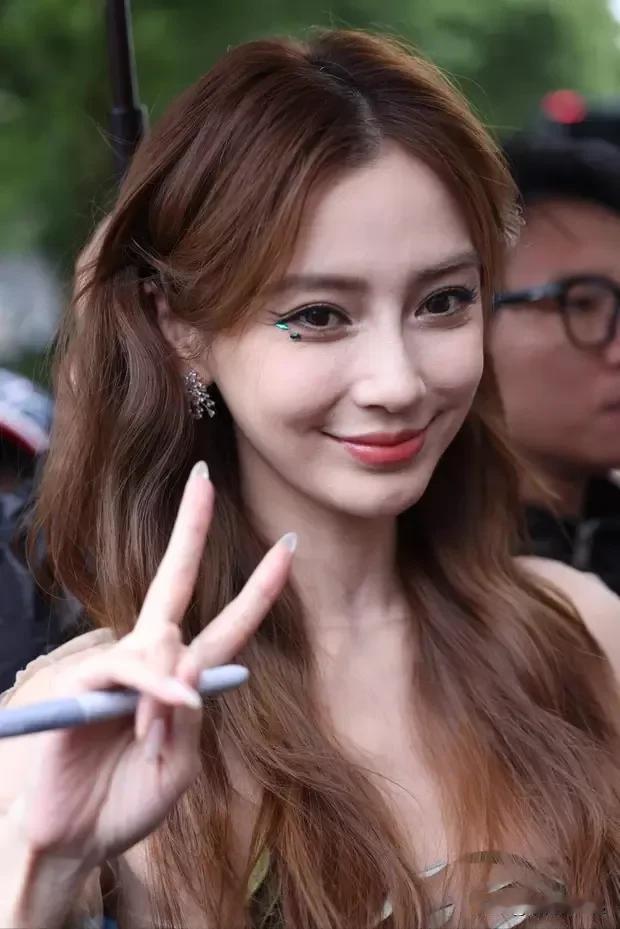 7月7日，36岁的Angelababy现身巴黎时装周，那状态简直绝了！她穿着