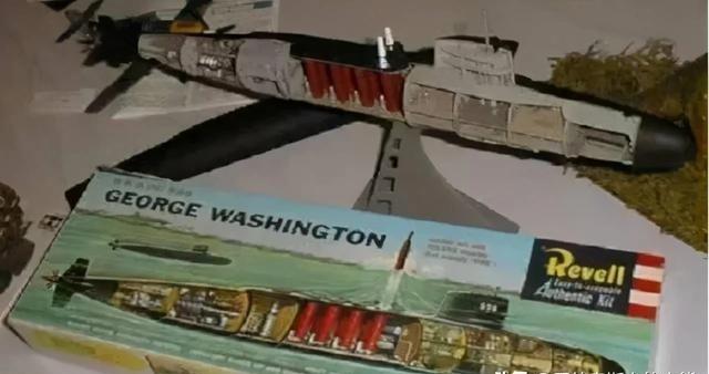 在冷战初期，老美的战略导弹核潜艇内部结构是极其保密的，结果潜艇玩具的公司老板是资