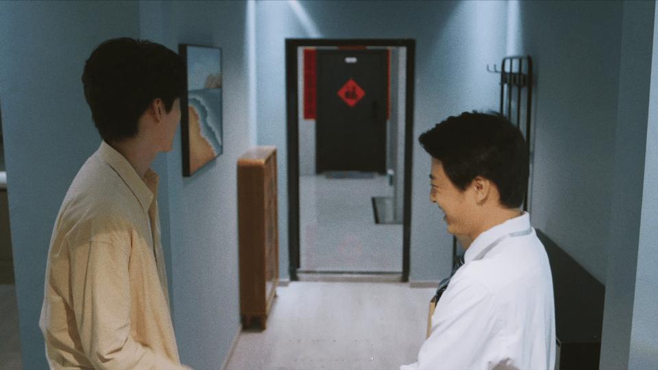 周柯宇新剧霸王茶弟狙击蝴蝶吃饭时在姐姐爸妈面前卖惨，说自己住酒店没房子，瞬间赢