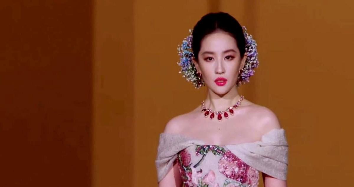 刘亦菲一出场，全场安静了。不是因为裙子多贵，是她头骨长得太漂亮。宁静没说话，