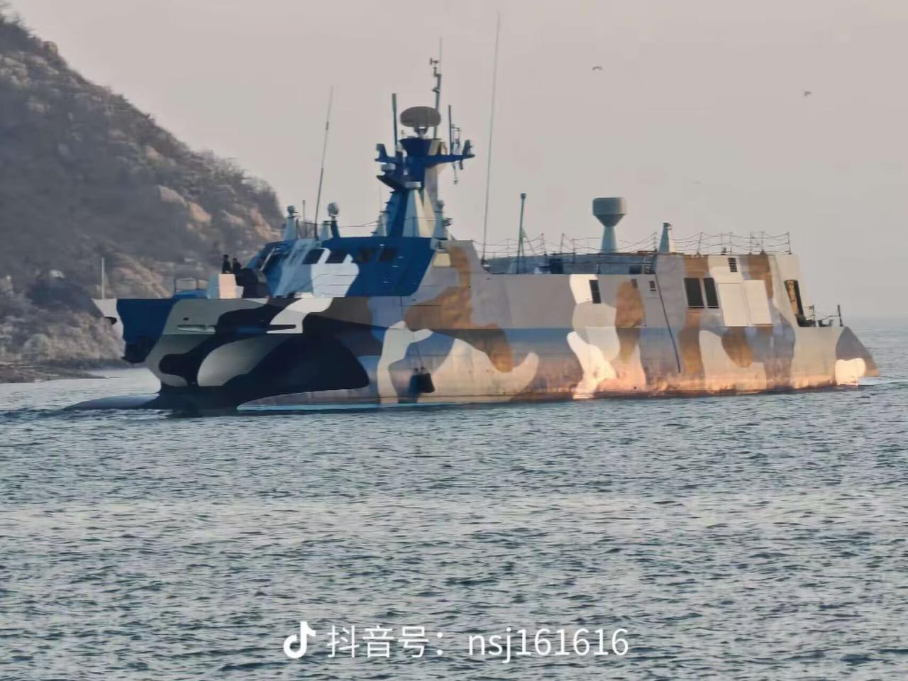 022艇改装之后的样子首曝，这是在后半部分加了一个无人机起降平台吗？这个之前的想