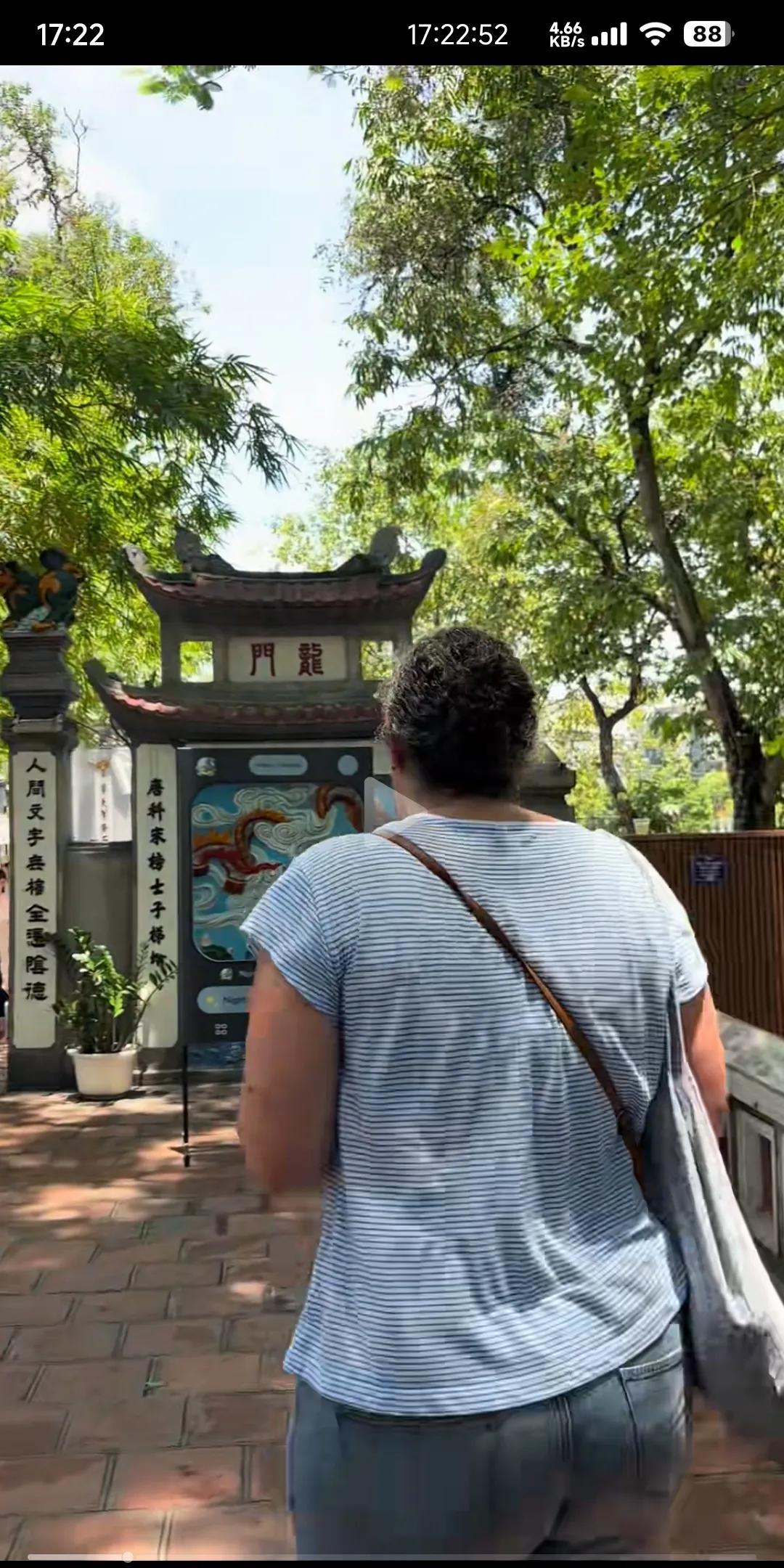 到处都是汉字的文物古迹欧洲游客还以为自己到了中国越南还剑湖是越南的著名景点，