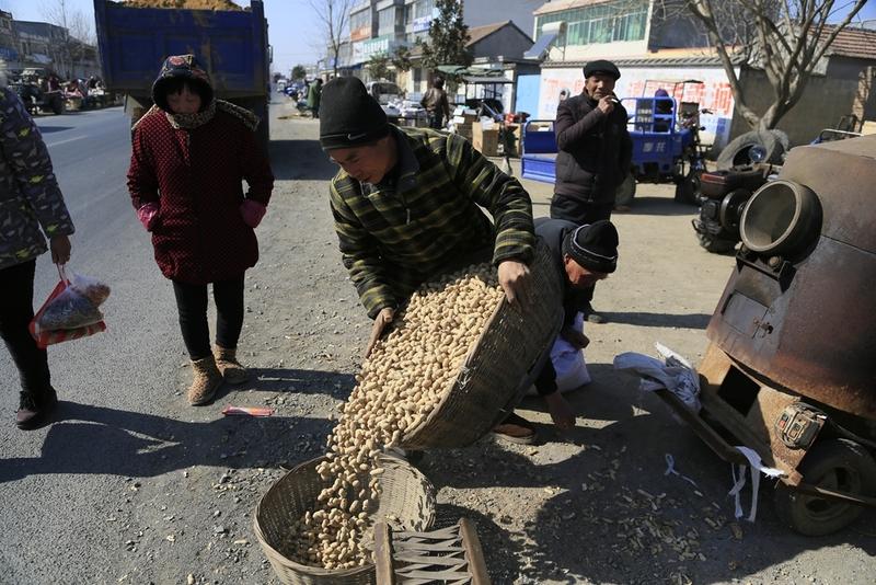 超市里的炒花生仅售5.8元/斤。地摊上的炒花生则要7元/斤。网购的炒花生是5