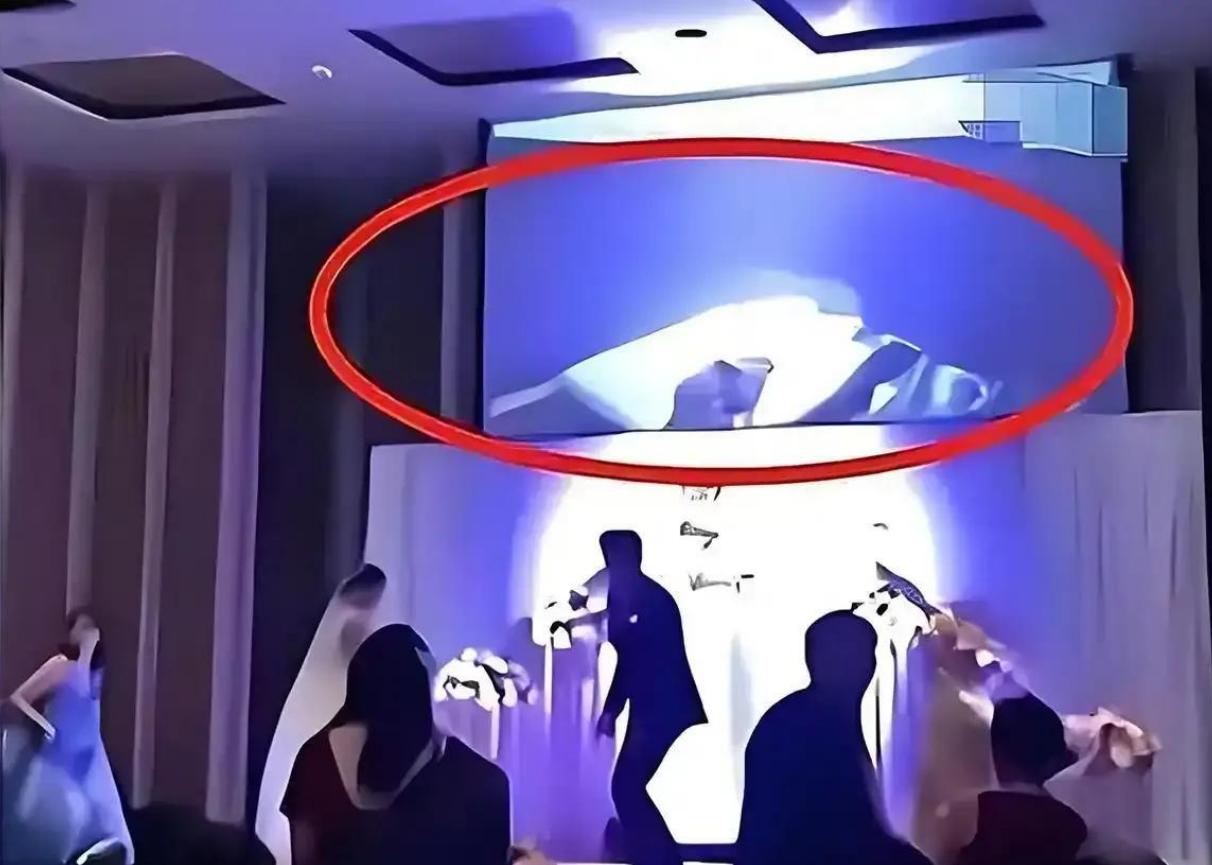 上海女子婚礼大屏幕惊现不雅照，新娘崩溃大哭，将婚庆公司告上法庭。2023