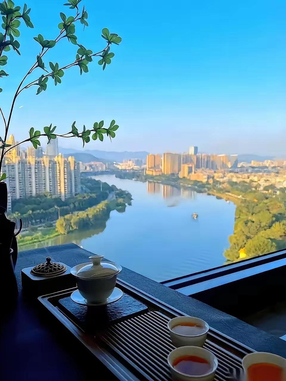 隔壁学校有个男老师，让他上公开课，他在准备上课那天跑了，说怕上不好，总感