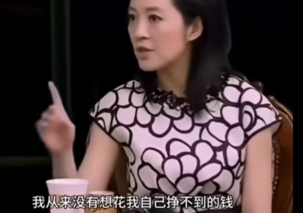 这就是做了女表子还要立牌坊了[抠鼻]。许戈辉是小三上位，而且是在原配怀孕期间