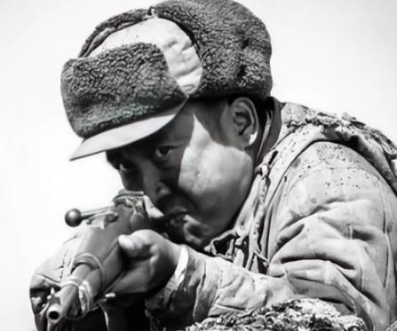 1953年，一位美国顶尖狙击手击中了一名志愿军战士，那人应声倒地，坠入战壕，然而