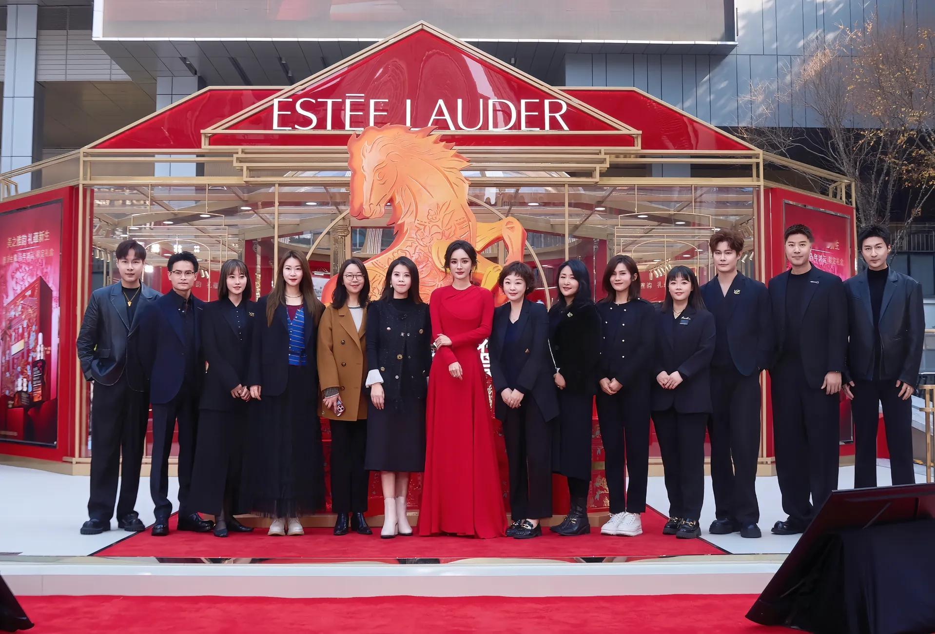 杨幂雅诗兰黛活动大合影又高又美，太出众啦窝幂！