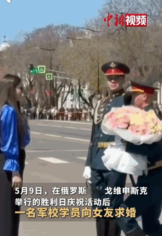 5月9日，俄罗斯远东布拉戈维申斯克的胜利日阅兵刚一收场，广场上就上演了让人眼热的